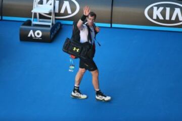 Andy Murray se despide del público del Melbourne Park tras perder en octavos ante el alemán Mischa Zverev.