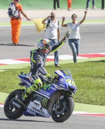 Valentino Rossi celebrando su victoria en el GP de San Marino 