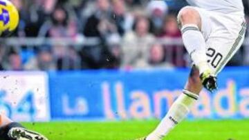 <b>AL CALOR DEL BERNABÉU. </b>Higuaín marcó ante el Racing su decimosegundo gol en el coliseo blanco.