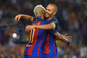 Iniesta y Neymar celebran el 4-0.