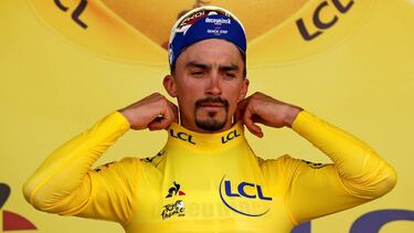 Alaphilippe se enfunda el maillot amarillo en el Tour de Francia.