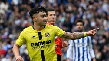 Villarreal's Spanish forward #20 Alberto Moleiro celebrates scoring his team's second goal during the Spanish league football match between Real Sociedad and Villarreal CF at Anoeta Stadium in San Sebastian on November 30, 2025. (Photo by ANDER GILLENEA / AFP)