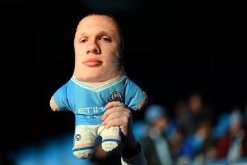 Un peluche de Erling Haaland del Manchester City se ve entre la multitud antes del partido de la Premier League entre Manchester City y Liverpool FC.