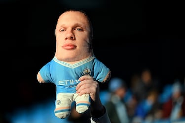 Un peluche de Erling Haaland del Manchester City se ve entre la multitud antes del partido de la Premier League entre Manchester City y Liverpool FC.