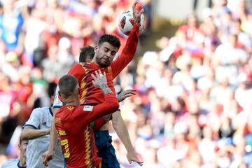 El árbitro holandés Bjorn Kuipers pita penalti tras la mano de Piqué. 