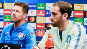 EPA6929. BRUJAS (BÉLGICA), 10/12/2018.- El entrenador del Atlético de Madrid, el argentino Diego Pablo Simeone (d), y el defensa uruguayo Diego Godín ofrecen una rueda de prensa en el estadio Jan Breydel en Brujas, Bélgica, hoy