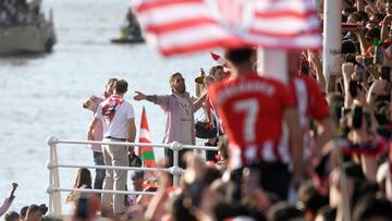 Athletic Bilbao's Spanish forward #10 Iker Muniain (C) cheers supporters during the celebration of their victory in the Spanish Copa del Rey (King's Cup) in Bilbao on April 11, 2024. Athletic Club Bilbao won 2024 Copa del Rey (King's Cup) on April 6 in Seville, their 24th Copa trophy but their first major silverware for 40 years. (Photo by ANDER GILLENEA / AFP)