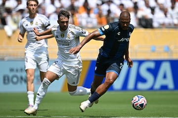 El ¨¢rbitro brasile?o, Ram¨®n Abatti, ense?a la cartulina roja al defensa del Real Madrid por un agarr¨®n a Salom¨®n Rond¨®n en la corona del ¨¢rea, siendo el ¨²ltimo hombre.
