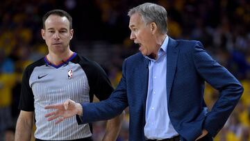 Mike D'Antoni discute con Josh Tivens, árbitro del Golden State Warriors-Houston Rockets.