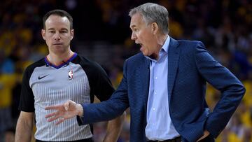 Mike D&#039;Antoni discute con Josh Tivens, &aacute;rbitro del Golden State Warriors-Houston Rockets.