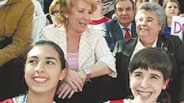 <b>EN LA GRADA. </b>Aguirre animó los partidos en el Instituto La Estrella.