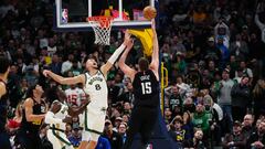 Nikola Jokic anota ante Kristaps Porzingis. en el Nuggets-Celtics jugado en Denver.