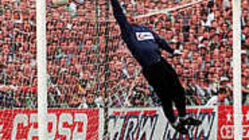 Valerio recibe un gol de Juninho en la temporada 97-98 como guardameta bético.