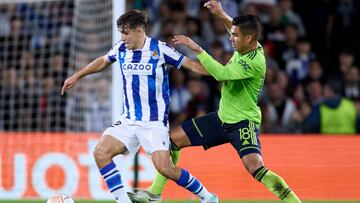 SAN SEBASTIAN, SPAIN - NOVEMBER 03: Pablo Marin of Real Sociedad compete for the ball with Carlos Henrique 'Casemiro' of Manchester United during the UEFA Europa League group E match between Real Sociedad and Manchester United at Reale Arena on November 03, 2022 in San Sebastian, Spain. (Photo by Ion Alcoba/Quality Sport Images/Getty Images)