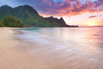 Kauai, la isla geológicamente más antigua y más al norte del archipiélago hawaiano, posee una costa muy diversa con acantilados que se desploman en el océano.