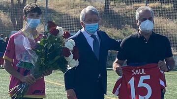 Enrique Cerezo junto al padre y al hermano del niño Saúl en el partido homenaje de este sábado en honor del pequeño del CD Fairplay Parla.
