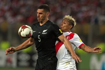 New Zealand's Michael Boxall (L) and Peru's Raul Ruidiaz vie for the ball during their 2018 World Cup qualifying play-off second leg football match, in Lima, Peru, on November 15, 2017. / AFP PHOTO / ERNESTO BENAVIDES