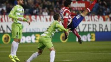 QUINTO GOL. Diego Costa llevó a la red esta espectacular chilena en la goleda contra el Getafe.