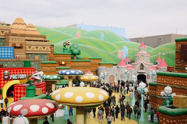 Es el primer parque de los estudios Universal en abrir sus puertas fuera de EE.UU. y es un imprescindible para los amantes del cine y los videojuegos, ya que una de sus mayores atractivos es la zona Super Nintendo World y The Wizarding World of Harry Potter. Además de estas dos, las más populares, el parque tiene diferentes áreas: Minion Park, Universal Wonderland, Hollywood, New York, San Francisco, Jurassic Park, Amity Village y Waterworld.