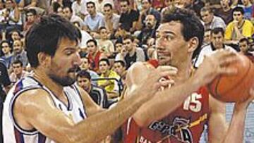 <b>IMPARABLE. </b>Garbajosa desborda a Drobnjak en un ataque de la selección española.