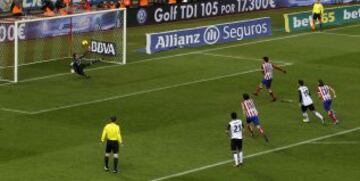 3-0. Diego Costa anota el tercer tanto de penalti.