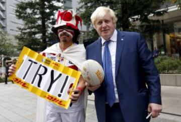 Boris Johnson arroya al niño de 10 años durante un acto de rugby callejero. El alcalde de Londres se encuentra éstos días en Tokio para estrechar lazos culturales con la ciudad nipona.