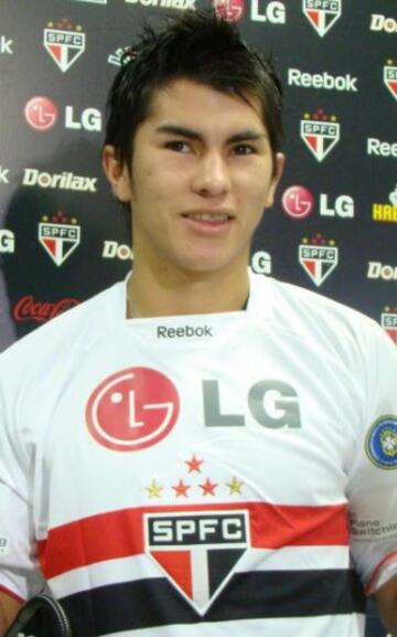 Otro de los jugadores que decidió partir joven al extranjero y fracasó. Nelson Saavedra estuvo en tres equipos en Brasil (Vitoria, Sao Paulo y Atlético Goianiense) y en ninguno jugó. 