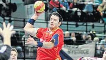 <b>VUELO SIN MOTOR. </b>Iker Romero se eleva para conseguir uno de los seis tantos que consiguió endosar a la República Checa durante el partido de ayer.