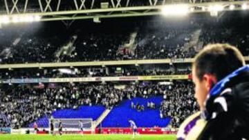 <b>LA GRADA AÚN NO DISPARA SOBRE LOS JUGADORES</b> La grada de Cornellà-El Prat se vació el domingo durante la segunda parte ante la exhibición del Racing y el desastre del Espanyol. Los gritos de la afición apuntaron al palco y al banquillo, no tanto a los jugadores. Se pidió la dimisión de la directiva y se abucheó a Mauricio Pochettino por cambiar a Ben Sahar por Raúl Tamudo. Por el momento, los futbolistas se han salvado de la quema. Pero nadie puede asegurar que ante el Almería pueda cambiar el viento de las críticas en caso de otra tarde nefasta de juego y resultado.