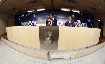 Raphael Varane y Emilio Butrageño.