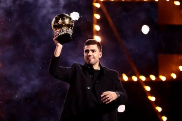 Ancla del juego y figura indispensable en el Manchester City campeón de Champions, sufrió el infortunio que ningún futbolista desea, la lesión grave. Una rotura de los ligamentos cruzados de la rodilla lo apartó del césped durante meses tras una temporada en la que se coronó como Balón de Oro. Su falta de actividad durante un año ha hecho que su valor de mercado se reduzca en 20 millones de euros. 

