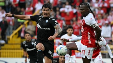 Iquique's defender #06 Luis Casanova and Independiente Santa Fe's forward #11 Hugo Rodallega fight for the ball during the Copa Libertadores qualification second round second leg football match between Colombia's Independiente Santa Fe and Chile's Iquique at the Metropolitano de Techo Stadium in Bogota on February 25, 2025. (Photo by Luis ACOSTA / AFP) (Photo by LUIS ACOSTA/AFP via Getty Images)