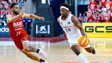 MANRESA (BARCELONA), 18/08/2025.- El base español del Real Madrid Andrés Feliz (d) es defendido por el escolta americano del Baxi Manresa Cameron Hunt (i) durante el encuentro de la jornada 32 de la Liga Endesa entre el Baxi Manresa y el Real Madrid, disputado este domingo en el Pabellón Nou Congost de Manresa. EFE/Siu Wu