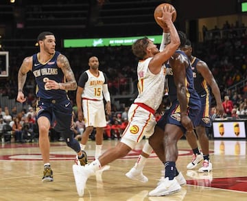 Young lanza a canasta en un partido de pretemporada frente a los Pelicans