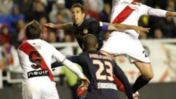 <b>GARRA </b>Piti intenta cabecear mientras Domínguez trata de impedírselo ante la mirada de Tamudo y Miranda en una jugada de ataque del Rayo Vallecano.