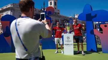 Ayer Morientes y Roberto Solozábal llevaron la copa hasta la plataforma de la UEFA en la Puerta del Sol, donde los aficionados pueden fotografiarse con ella.