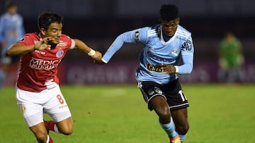 Uruguay&#039;s Rentistas Carlos Rodales (L) and Peru&#039;s Sporting Cristal Ecuadorean Washington Corozo vie for the ball during the Copa Libertadores football tournament group stage match at the Centenario Stadium in Montevideo on May 5, 2021. (Photo by