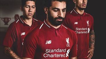 Mohamed Salah, posando con la nueva equipación del Liverpool.