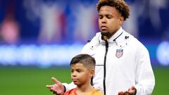 ATLANTA, GEORGIA - JUNE 27: Weston McKennie of United States prays as he lines up prior to the CONMEBOL Copa America USA 2024 Group C match between Panama and United States at Mercedes-Benz Stadium on June 27, 2024 in Atlanta, Georgia.   Hector Vivas/Getty Images/AFP (Photo by Hector Vivas / GETTY IMAGES NORTH AMERICA / Getty Images via AFP)