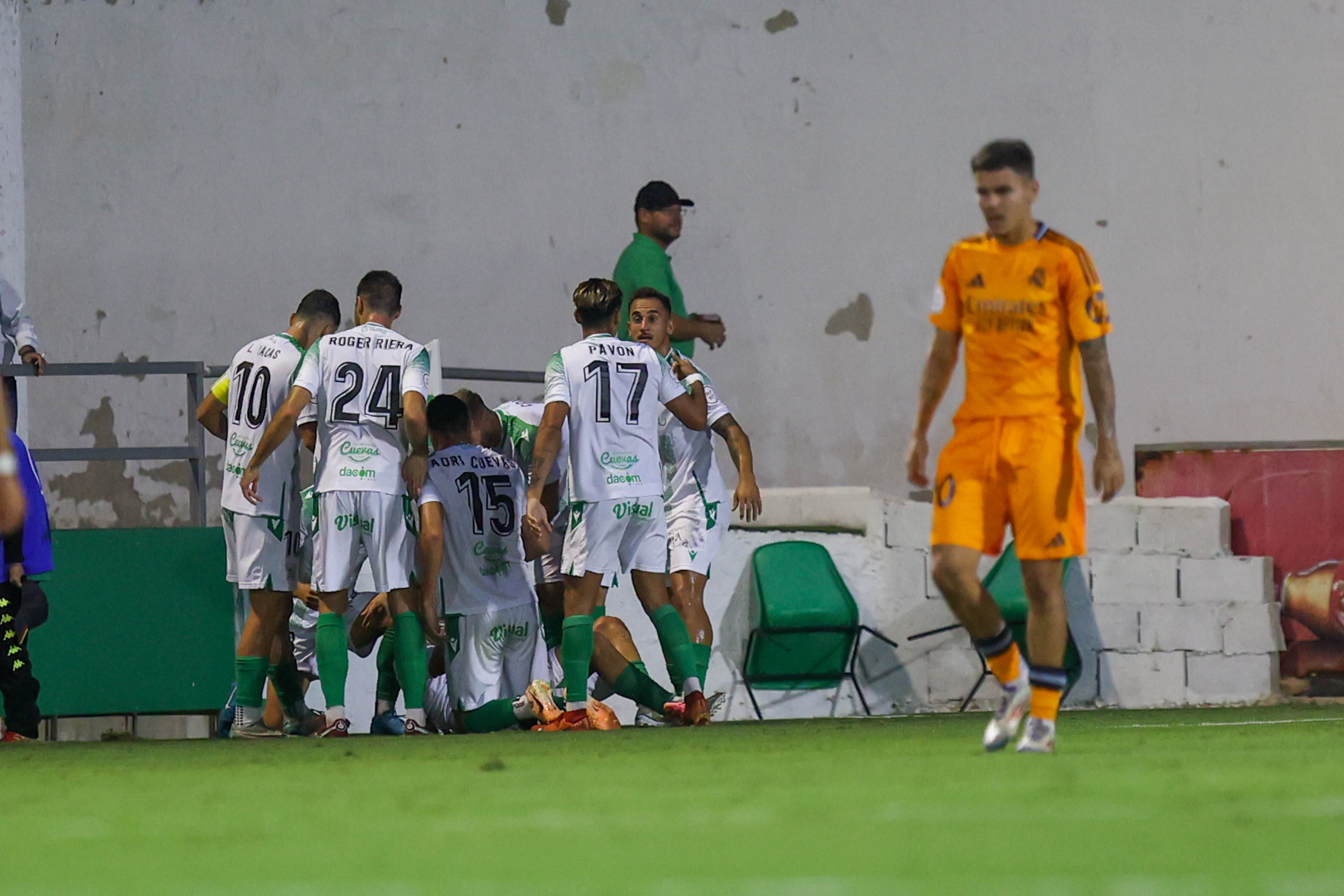 Los jugadores sanlucueños celebran ante el Castilla.