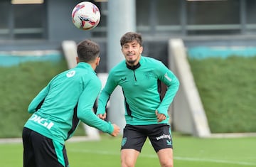 Nico Serrano, en un entrenamiento con el Athletic.