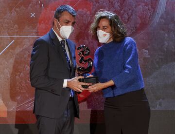 El director de la ronda española, Javiér Guillén, recoge el Premio As del Deporte a La Vuelta de manos de la Presidenta del CSD, Irene Lozano. 

