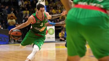 TAV04. TEL AVIV (ISRAEL), 12/13/2018.- El pívot argentino del Baskonia, Luca Vildoza, en acción ante el Maccabi durante su encuentro de Euroliga disputado en Teal Avív, Israel, hoy, 13 de diciembre de 2018. EFE/ Jim Hollander