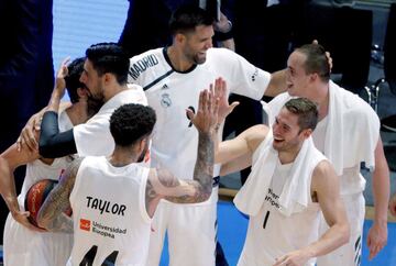 Los jugadores del Real Madrid celebran la victoria por 73-80 ante el Baskonia. 