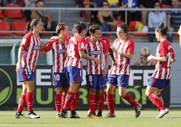 El equipo celebra el gol de Sonia Bermúdez. 
  