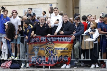 Seguidores en los alrededores del hotel del Real Madrid 