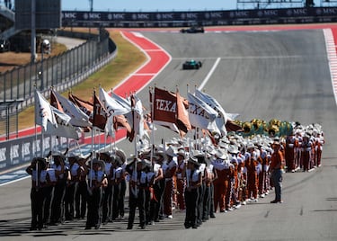 Una banda de música toca en la parrilla antes del Gran Premio de Estados Unidos de F1 en el Circuito de las Américas.