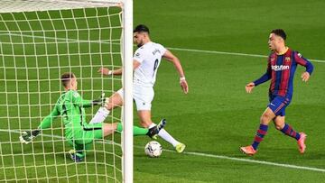 La polémica del Barcelona-Huesca: no era penalti sobre Rafa Mir, según Iturralde