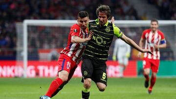 Coentrao pelea un balón con Correa