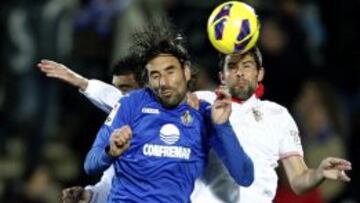 GRA340. GETAFE (MADRID), 19/01/2013.- El defensa del Sevilla &quot;Coke&quot; And&uacute;jar (d) pelea un bal&oacute;n a&eacute;reo con el centrocampista del Getafe Juan Rodr&iacute;guez, en partido de la vig&eacute;sima jornada de liga en Primera Divisi&oacute;n que se disputa esta noche en el Coliseo Alfonso P&eacute;rez. EFE/Angel D&iacute;az